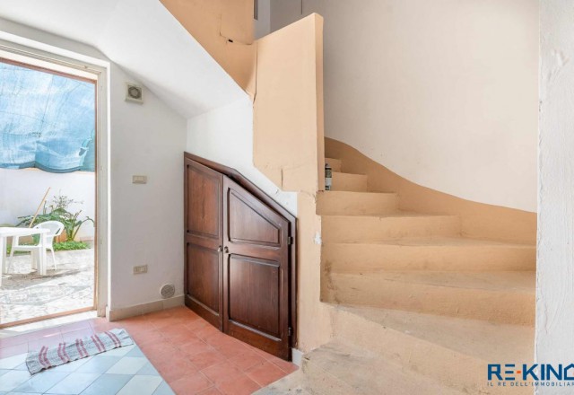 Independent in the central area with outdoor spaces and vaulted ceilings